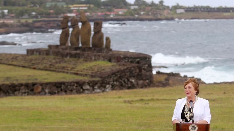 Bachelet firma un proyecto que regula la permanencia de personas en la Isla de Pascua