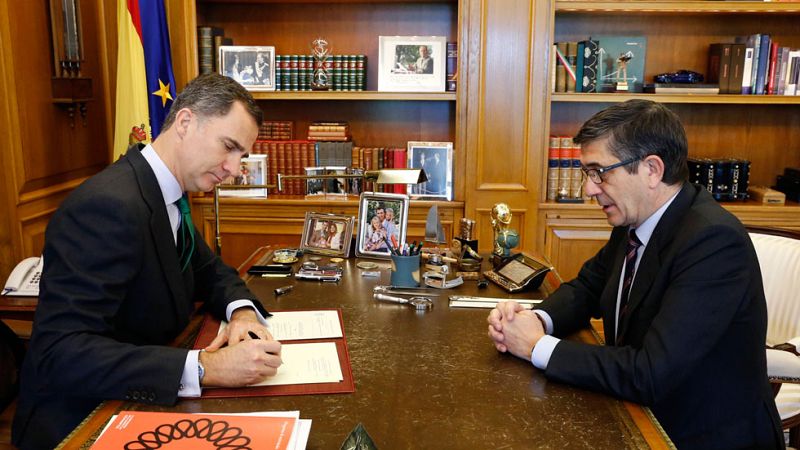 El rey firma el decreto de convocatoria de elecciones para el 26 de junio