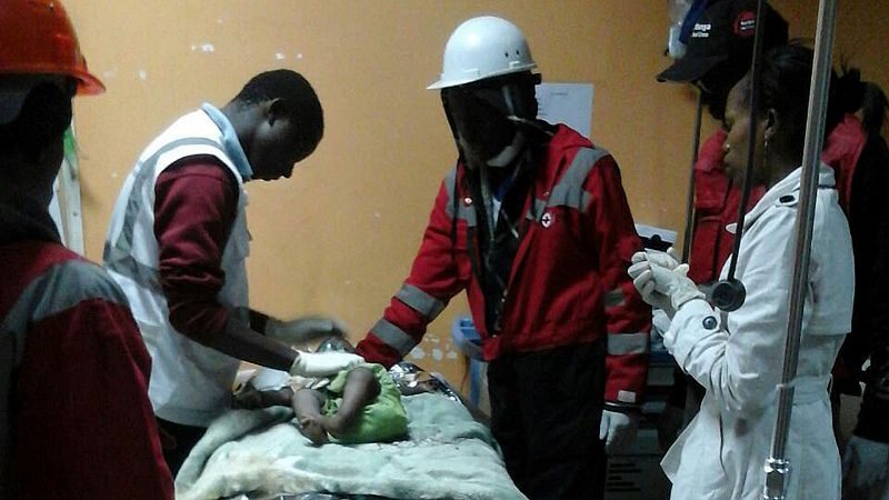 Rescatan a un bebé entre los escombros cuatro días después del derrumbe en Kenia