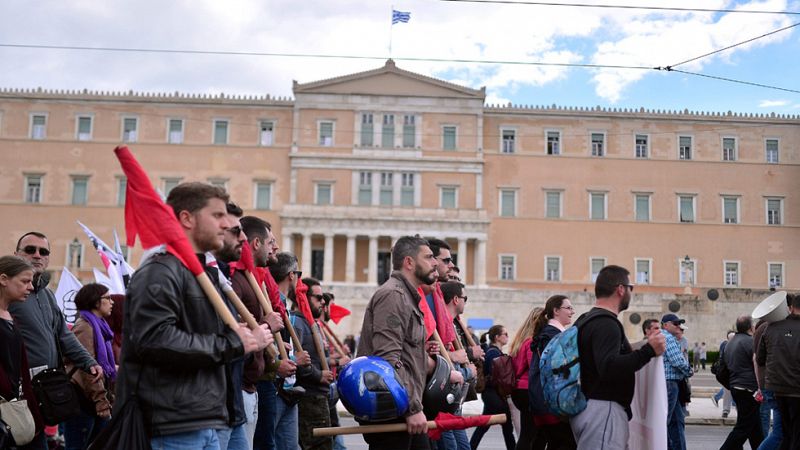 El primer día de huelga general en Grecia contra la reforma fiscal y de las pensiones paraliza parte del país