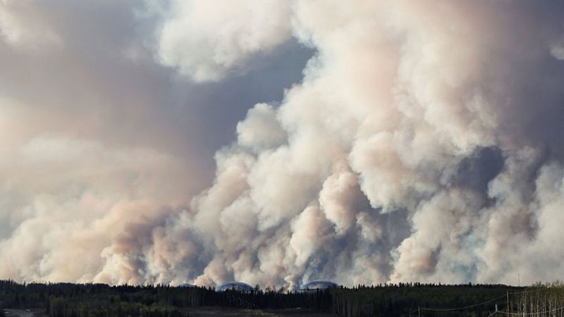 Los bomberos son incapaces de controlar el incendio que asola desde hace días el noroeste de Canadá