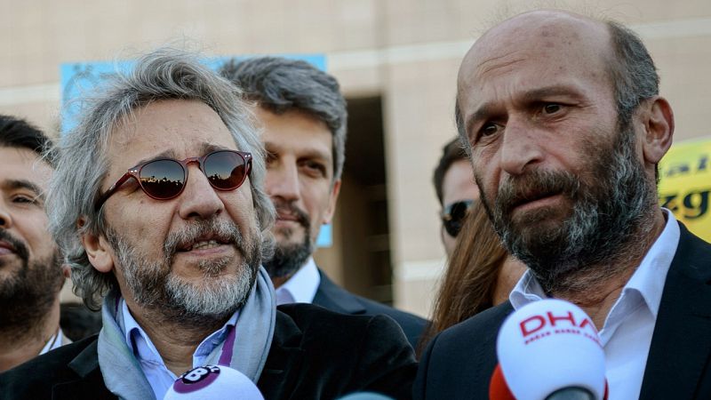 Condenan a 5 años de cárcel a los periodistas turcos Dündar y Gül por "revelar secretos"