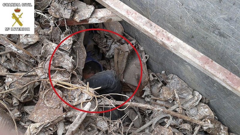 Rescatan en Melilla a 15 menores magrebíes ocultos entre chatarra en una batea con destino a Andalucía
