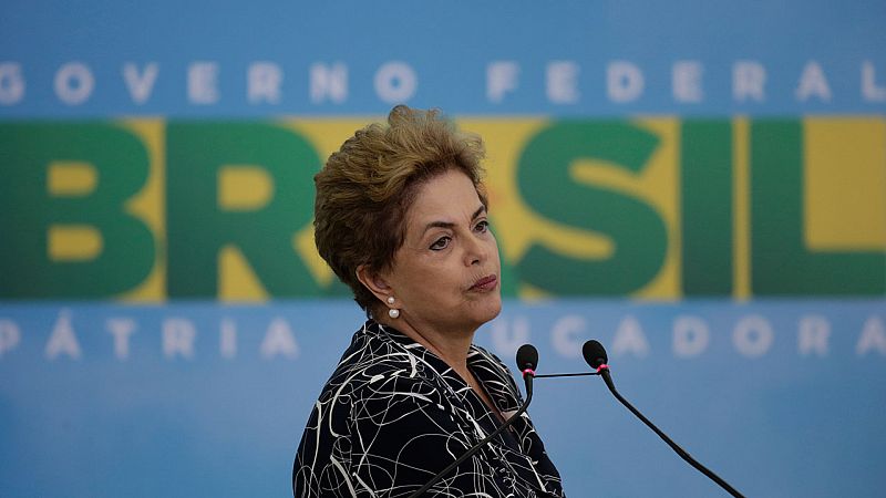 Rousseff, a un paso del juicio político tras el voto favorable de una comisión del Senado