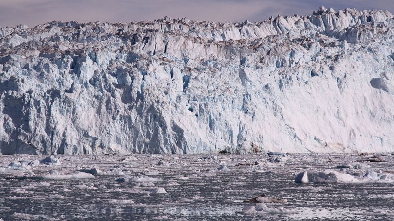 Trazan la fusión del hielo de Groenlandia con ondas sísmicas generadas por las olas del océano