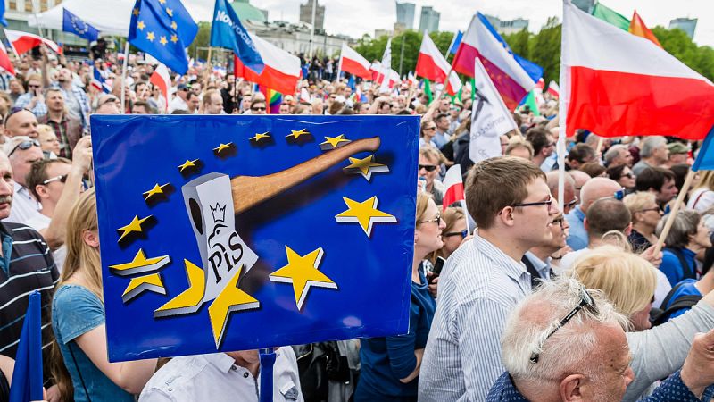 Más de 240.000 personas se manifiestan en Polonia contra el Gobierno conservador