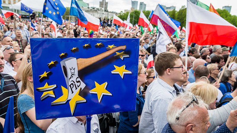 Más de 240.000 personas se manifiestan en Polonia contra el Gobierno conservador