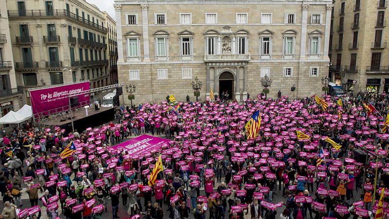 Partidos y entidades soberanistas piden en Barcelona desobedecer al Constitucional