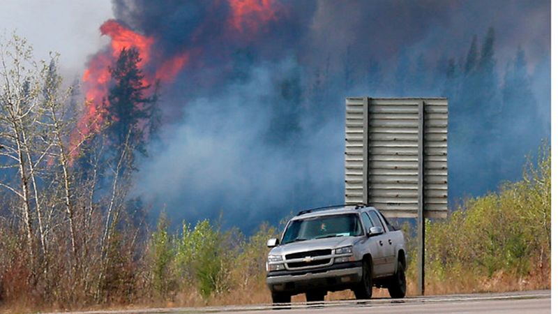 El incendio de Canadá duplica su tamaño en un día y arrasa ya 200.000 hectáreas