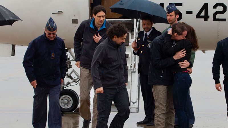Los tres periodistas liberados tras casi un año de secuestro en Siria llegan a España: "Nos trataron bien"