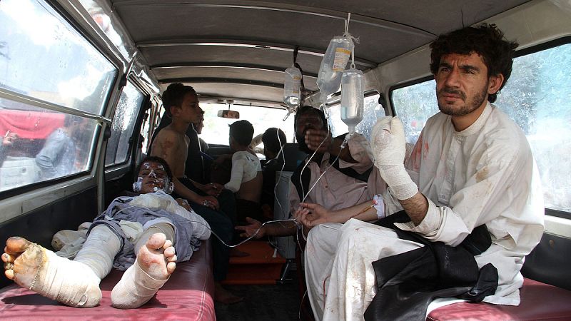 Al menos 73 muertos al colisionar dos autobuses y un camión con combustible en Afganistán