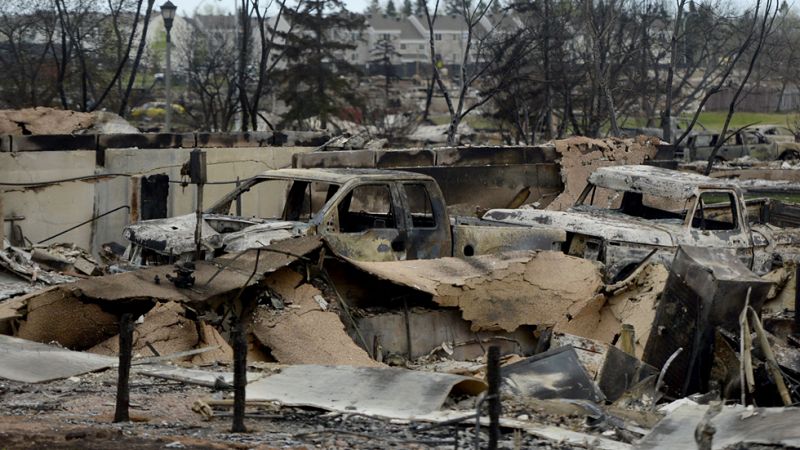 El incendio de Canadá destruye el 10% de Fort McMurray y las autoridades prometen "reconstruirla"