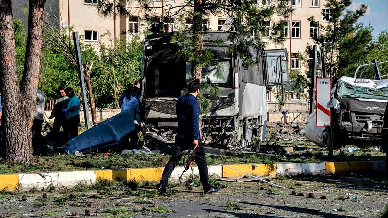 Un coche bomba mata al menos a tres personas en la principal ciudad kurda de Turquía