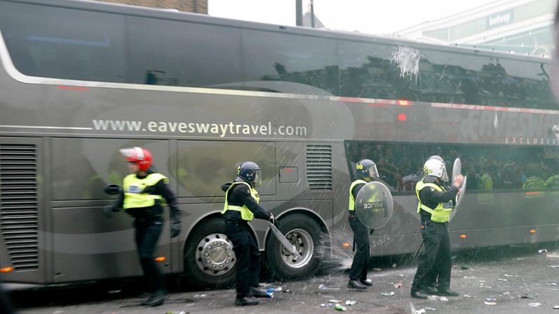 El autobús del Manchester United, apedreado en su llegada al campo del West Ham