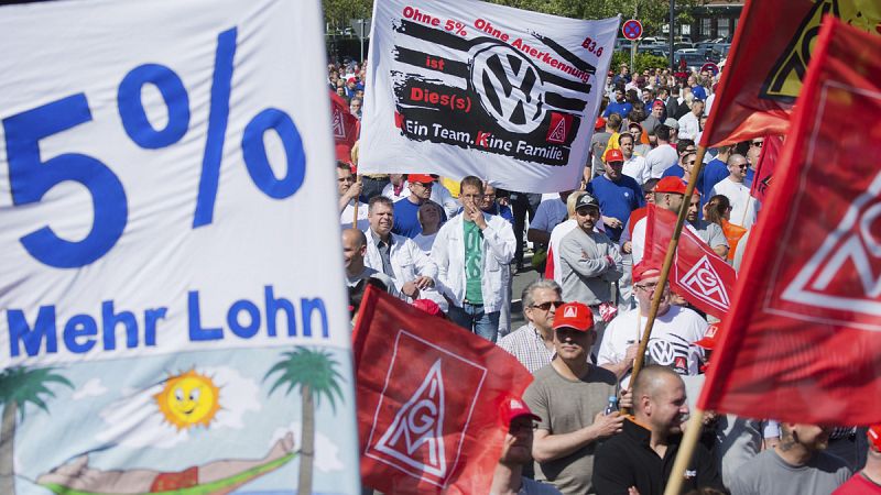 Miles de trabajadores de Volkswagen en Alemania protestan en contra de la supresión de la paga de beneficios