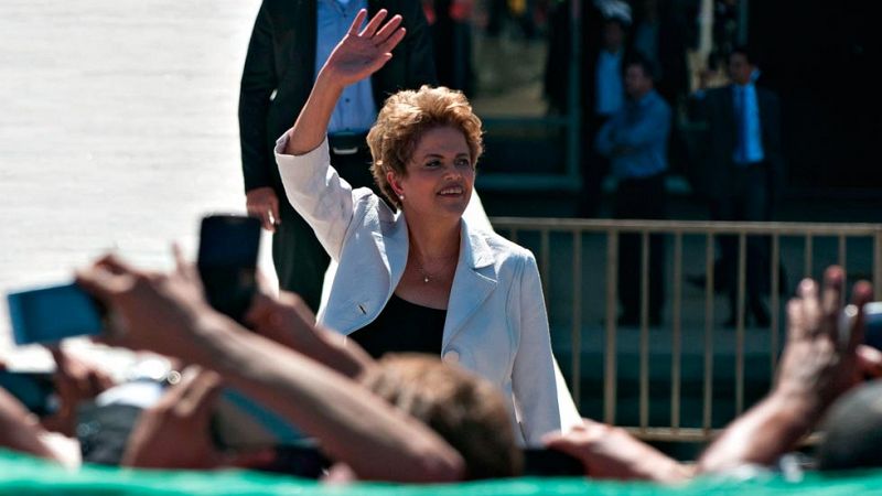 Rousseff deja su cargo prometiendo que luchará y pide a sus seguidores que se movilicen contra el "golpe"