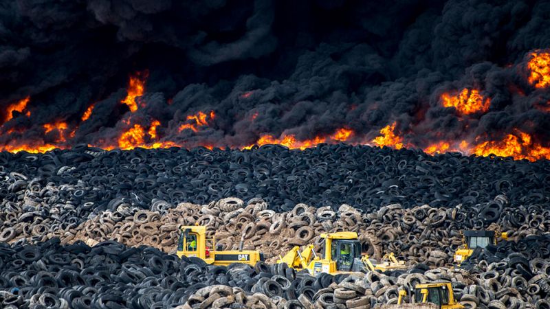 El incendio de un cementerio ilegal de neumáticos en Seseña obliga a desalojar a más de 6.000 personas
