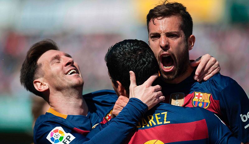 Tres goles de Suárez al Granada dan la Liga al Barcelona en la última jornada