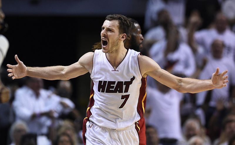Dragic y Wade mantienen con vida a los Heat