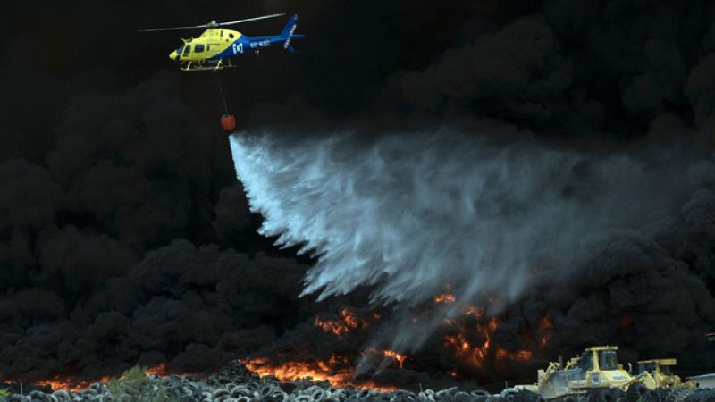 Castilla-La Mancha y Madrid calculan dos semanas para extinguir el incendio de Seseña