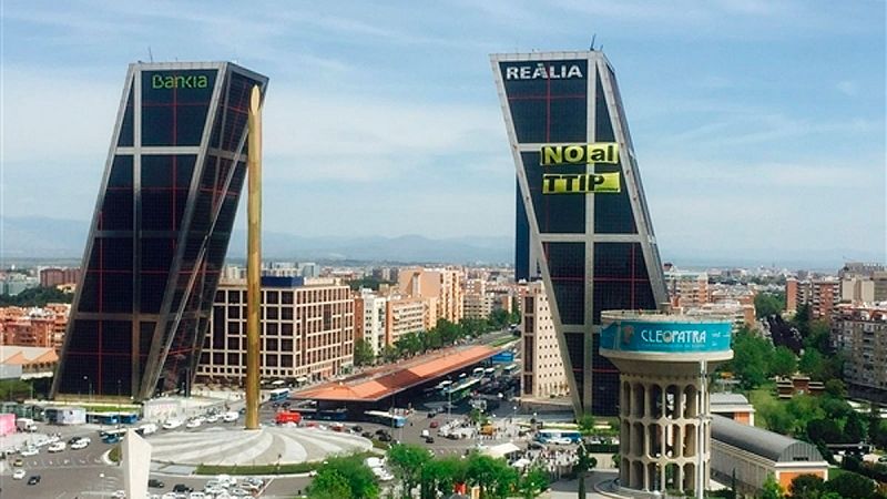 Seis activistas de Greenpeace escalan una de las torres KIO en contra del tratado comercial entre EE.UU. y la UE