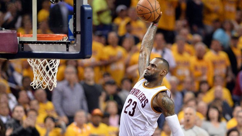 Los Cavs arrollan a los Raptors con un LeBron demoledor