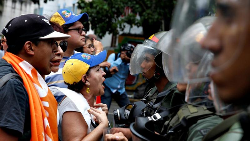 La policía de Venezuela impide la marcha de la oposición en Caracas para exigir un referéndum