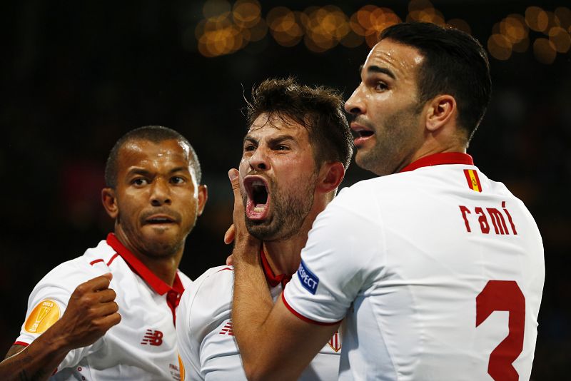 El Sevilla emula al Bayern, Ajax y Madrid con su tercer título consecutivo