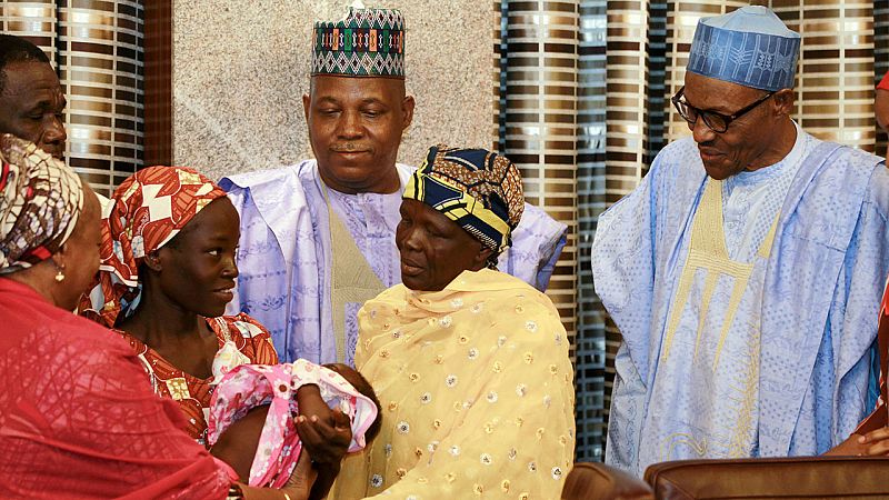 La niña de Chibok que escapó de Boko Haram se reúne con el presidente de Nigeria