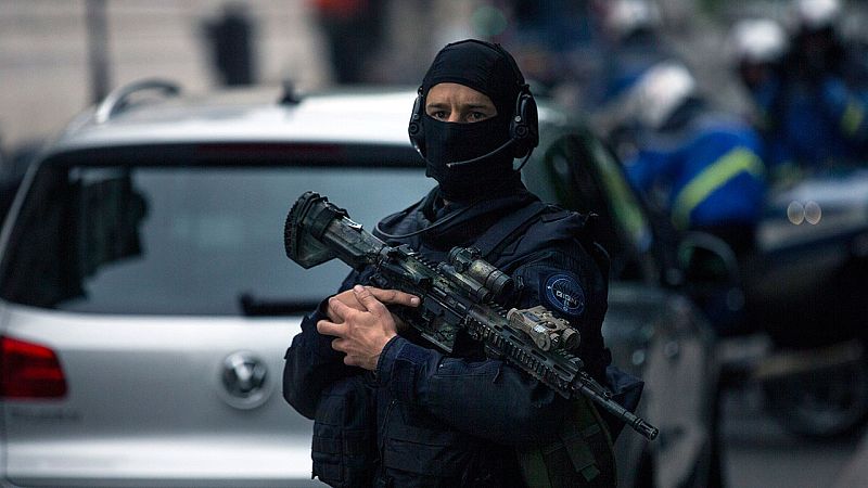 Abdeslam se niega a declarar en su primera comparecencia ante el juez y se queja de su vigilancia en prisión