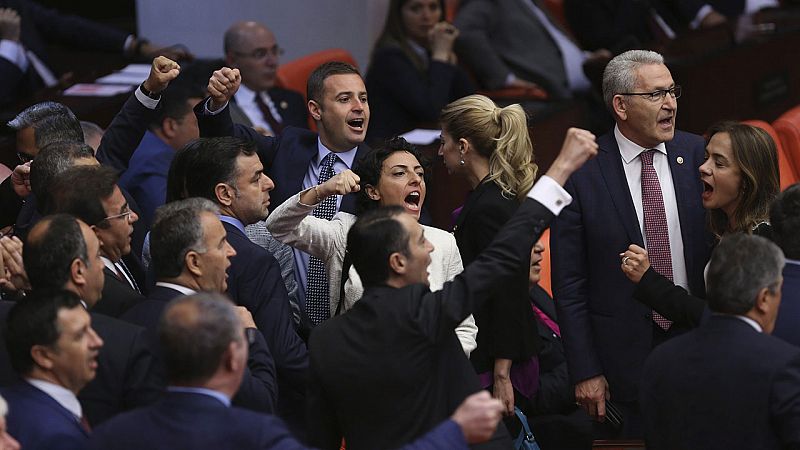 Turquía elimina la inmunidad parlamentaria a sus diputados