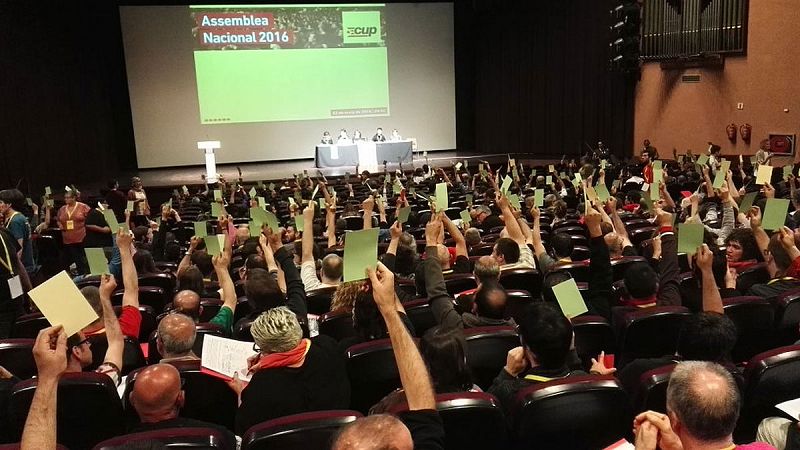 La CUP aprueba una enmienda para "liberarse" del pacto con Junts pel Sí