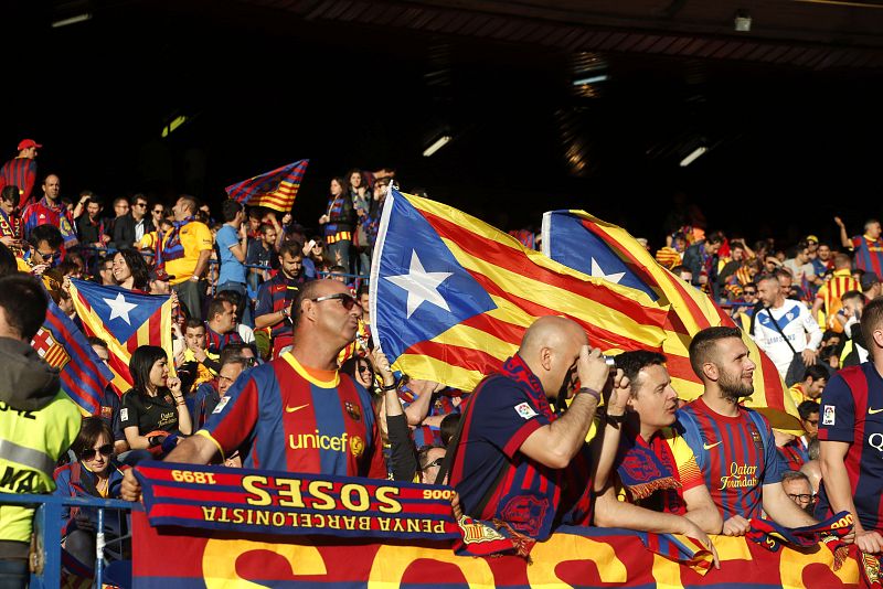 Silbidos al himno replicados con cánticos en la final de Copa