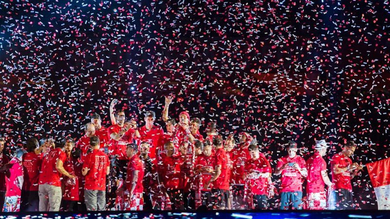 El Sevilla celebra con un paseo triunfal su quinta Europa League ante miles de seguidores