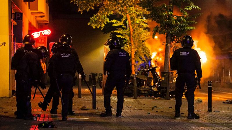 Múltiples incidentes por el desalojo de un "banco expropiado" en Barcelona dejan 16 heridos y un detenido
