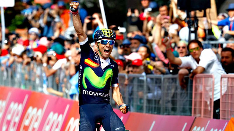 Valverde se estrena en victorias en el Giro y de premio sube al podio