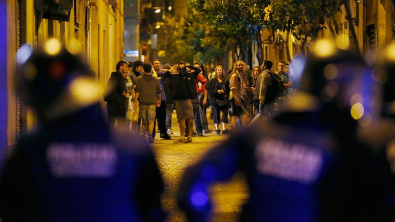Segunda noche de disturbios en Barcelona por el desalojo del "banco expropiado"