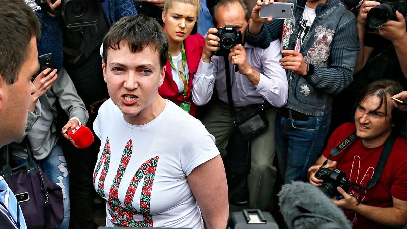 Rusia libera a la piloto ucraniana Sávchenko en un intercambio de prisioneros entre Moscú y Kiev