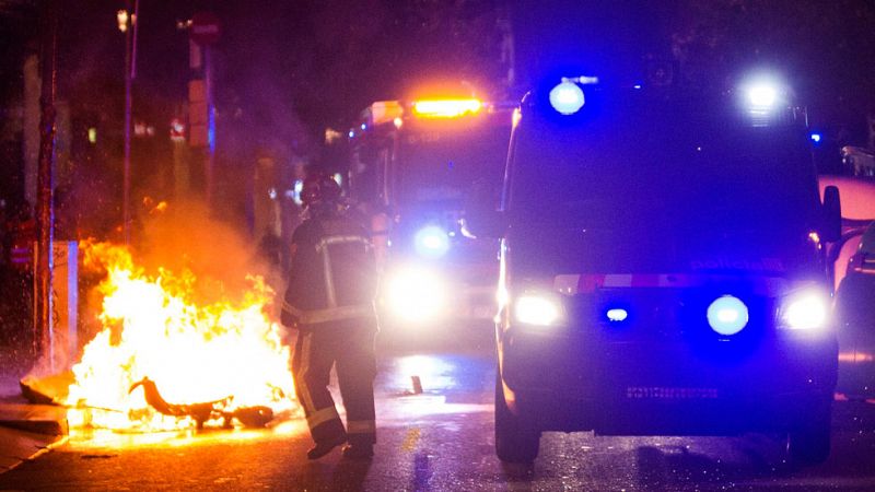 Un detenido y once heridos en la tercera noche de disturbios en el barrio de Gràcia en Barcelona