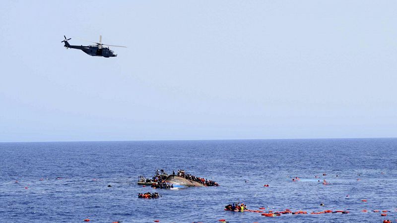 Una barcaza con un centenar de migrantes naufraga frente a las costas de Libia