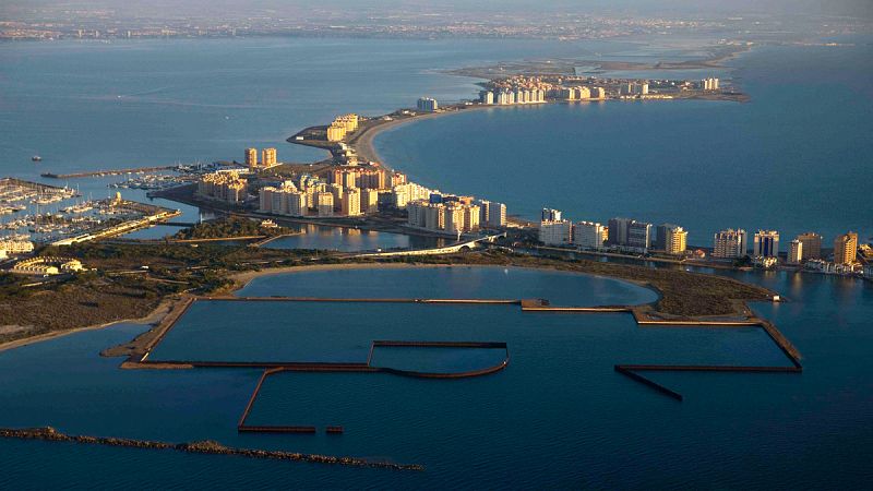 Organizaciones ecologistas denuncian la "enorme sopa verde" en la que se ha convertido el Mar Menor