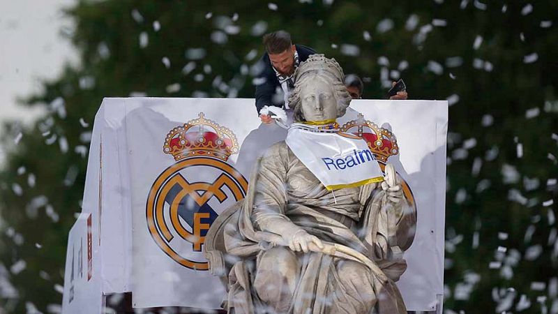 El Real Madrid brinda la Undcima a su aficin junto a la diosa Cibeles