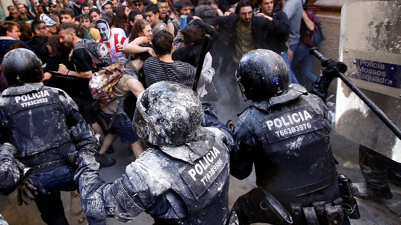 Siete mossos heridos por disturbios junto al 'banco okupado' en el barrio barcelonés de Gràcia