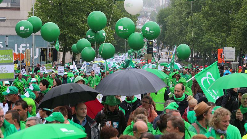 Miles de manifestantes en Bruselas durante la huelga contra los recortes en los servicios públicos