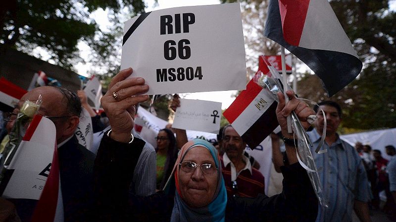 El avión desaparecido de EgyptAir emitió una señal de alarma tras desaparecer del radar