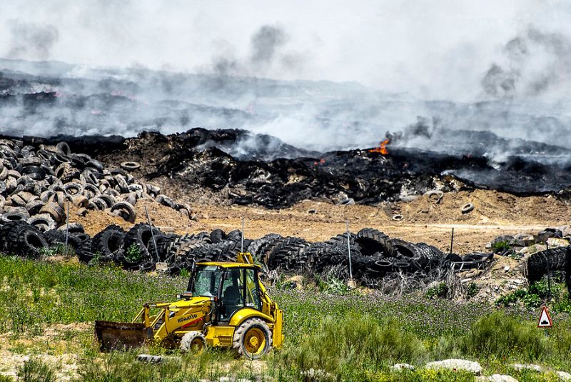 Extinguido el incendio del cementerio de neumáticos de Seseña en la parte de Castilla-La Mancha
