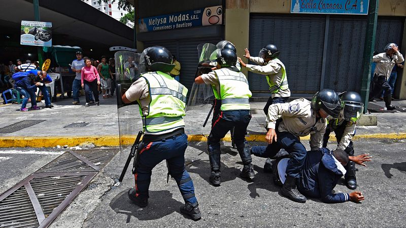 Manifestaciones y disturbios en Caracas marcan la espera de un referéndum revocatorio contra Maduro
