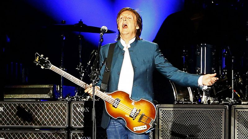Paul McCartney ondea la bandera de los Beatles en la noche de Madrid