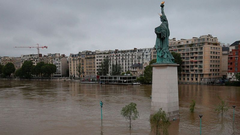 Los museos parisinos Louvre y Orsay cierran y protegen sus obras de las inundaciones