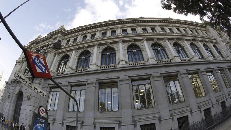 El Banco de España sugiere rebajar la "excesiva protección" del empleo indefinido y pide acciones para reducir el déficit público